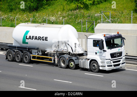 Seitenansicht LaFarge Schüttgut-Zementpulver-Transporter in knickgelenktem Tankwagen, der von einem weißen lkw-Lkw auf der Autobahn M25 Essex England UK gezogen wird Stockfoto