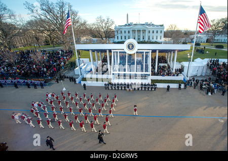 Die Armee alte Garde Fife und Drum Corps vorbei marschiert die Presidential Anzeige während der konstituierenden Parade 21. Januar 2013 in Washington, DC. Obama wurde vereidigt als 44. Präsident der Nation früher in den Tag. Stockfoto