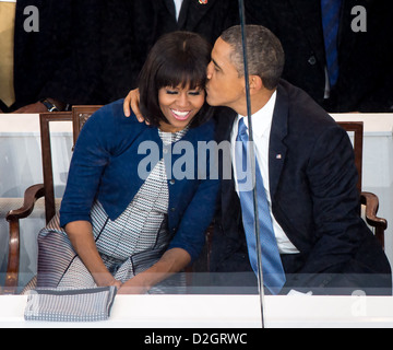 US-Präsident Barack Obama küsst Präsidentengattin Michelle Obama sitzen in der presidential Tribüne während der konstituierenden Parade 21. Januar 2013 in Washington, DC. Obama wurde vereidigt als 44. Präsident der Nation früher in den Tag. Stockfoto