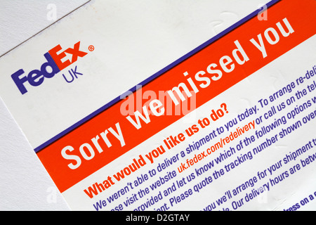 FedEx UK Wir haben Sie vermisst Karte - Was möchten Sie tun? Karte von FedEx Kurier als Niemand zu Hause Paket paket Post erhalten Links Stockfoto