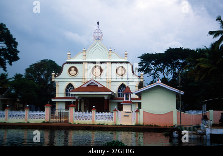 Kerala Indien Pathiramanal befindet sich eine kleine Insel an der Grenze von Kottayam In Alapuzha Gebietskirche ist verbunden mit dem seligen Kuriacose gelegenen See Vembanad Stockfoto