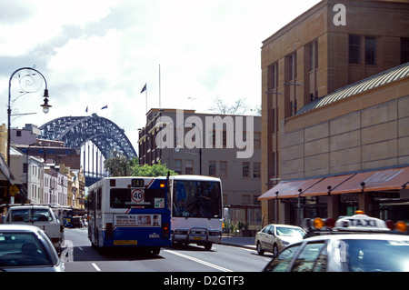 Sydney, New South Wales Australien die Felsen Verkehr Harbour Bridge In der Ferne Stockfoto