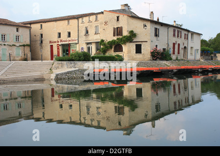 Häuser, Punt und das Maison du Marais Poitevin spiegelt sich in der Abenddämmerung in Sevre-Niortaise Flusses Coulon in das Marais Poitevin. Stockfoto