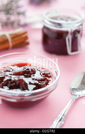 Pflaumenmus in Glas, Nahaufnahme Stockfoto