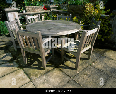 Holz Gartentisch & Stühle auf der Terrasse Stockfoto