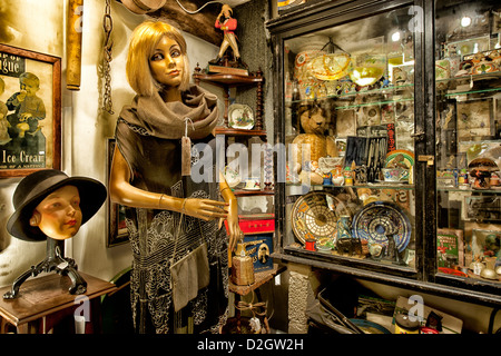 Trödel, Antiquitäten, Sammlerstücke auf Anzeige für den Verkauf im Shop, West Wales, Wales, UK. Stockfoto