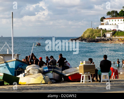 Fischer und ihre Boote im Hafen von Barra Beach, Salvador, Brasilien Stockfoto