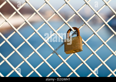 Ein einziges Vorhängeschloss, als Liebe sperren oder lovelock, zu einer Brücke, Nottingham, England, UK Stockfoto