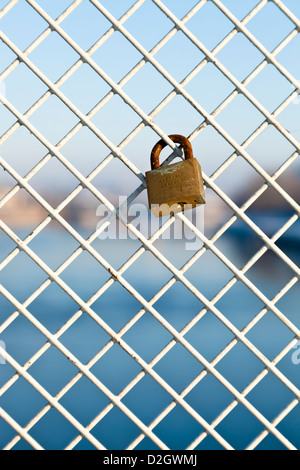 Ein einziges Vorhängeschloss, als Liebe sperren oder lovelock, zu einer Brücke, Nottingham, England, UK Stockfoto