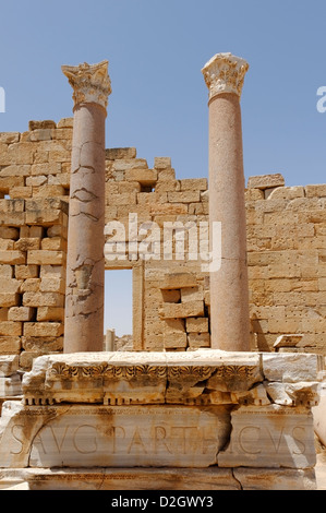 Leptis Magna. Libyen. Basilika von Severus Marmor Entablatures mit lateinischen Inschriften und ägyptischen Granit korinthischen Säulen Stockfoto