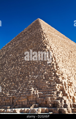Große Pyramide, Pyramide von Khufu oder Cheops, die älteste und größte der drei Pyramiden in der Nekropole von Gizeh nahe Kairo, Ägypten. Stockfoto