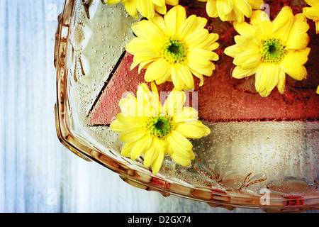 Gelbe Blume Hintergrund mit Wasser Stockfoto
