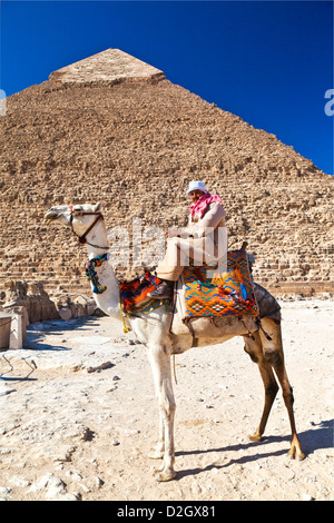 Kamel-Treiber Posen vor Pyramide von Khafre/Chefren/Chephren, zweitgrößte ägyptische Pyramide in Gizeh in der Nähe von Kairo, Ägypten. Stockfoto