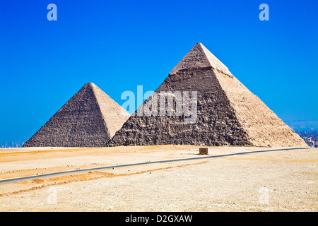 Die Cheops-Pyramide oder Khufu (links) und die Pyramide von Khafre oder Chefren in der Nekropole von Gizeh in Kairo, Ägypten Stockfoto