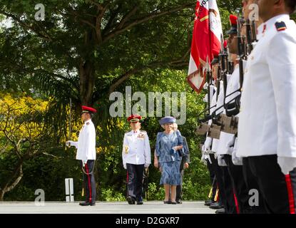 Singapur. 24. Januar 2013. Niederländischen Königin Beatrix wird im Palast Istana in Singapur, 24. Januar 2013 begrüßt. Die niederländischen Royals sind auf einen zweitägigen Staatsbesuch in Singapur. Foto: Albert Nieboer / Niederlande, / Alamy Live News Stockfoto