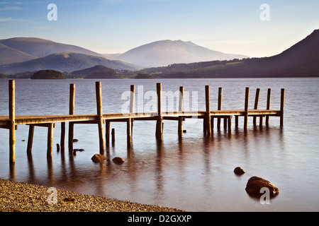 Frühen Morgenlicht über Derwent Water ab Brandelhow, Lake District, Cumbria, England, UK Stockfoto