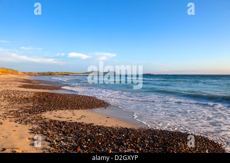 Schottland, Argyll & Bute, Inneren Hebriden, Tiree Blick entlang der Labyrinth-Strand im späten Abendlicht Stockfoto