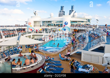 Passagiere an Deck eines Kreuzfahrtschiffes Stockfoto