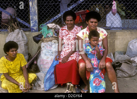 Fidschi, Fidschi Menschen, Erwachsene Frauen, Frauen, Mutter und Kind, Mädchen, Markt, Stadt Sigatoka, Sigatoka, Viti Levu, Insel Viti Levu, Fidschi, Melanesien Stockfoto
