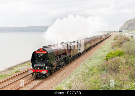 Dampflok zieht einen Personenzug auf der Mainline in Wales Stockfoto