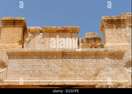 Leptis Magna. Libyen. Eine Widmung Inschrift des antiken römischen Theaters. Das Theater wurde gebaut um AD 1-2 Stockfoto