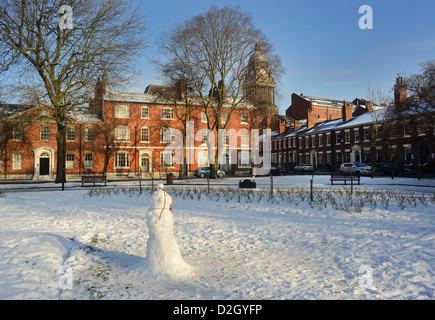 Schneemann im Park-Platz von Leeds Rathaus erbaut 1858, entworfen von Cuthbert Broderick, Winter, Yorkshire, Vereinigtes Königreich Stockfoto