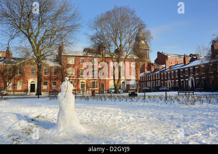 Schneemann im Park-Platz von Leeds Rathaus erbaut 1858, entworfen von Cuthbert Broderick, Winter, Yorkshire, Vereinigtes Königreich Stockfoto