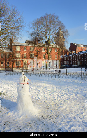 Schneemann im Park-Platz von Leeds Rathaus erbaut 1858, entworfen von Cuthbert Broderick, Winter, Yorkshire, Vereinigtes Königreich Stockfoto