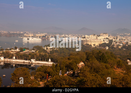 Indien, Rajasthan, Udaipur, Ansicht des Lake Pichola und Udaipur im frühen Morgenlicht Stockfoto