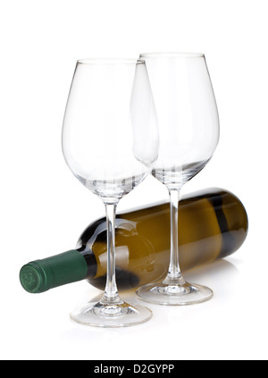 Flasche Weisswein und zwei leere Gläser. Isoliert auf weißem Hintergrund Stockfoto