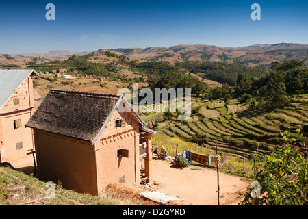 Madagaskar, Ambohimahasoa, gemauertes Haus über terrassierte Kulturlandschaft Stockfoto