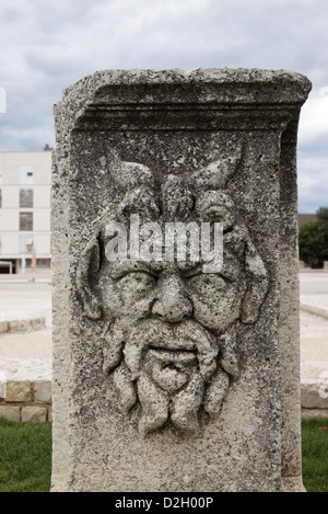 Kroatien, Dalmatien, Zadar, Forum, Roman Stone, Gesicht, bas Stockfoto
