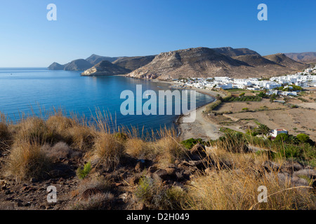 Blick über die Bucht und Stadt von Las Negras am Cabo de Gata Stockfoto