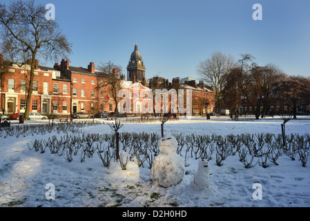 Schneemänner in Park-Platz von Leeds Rathaus erbaut 1858, entworfen von Cuthbert Broderick, Winter, Yorkshire, Vereinigtes Königreich Stockfoto