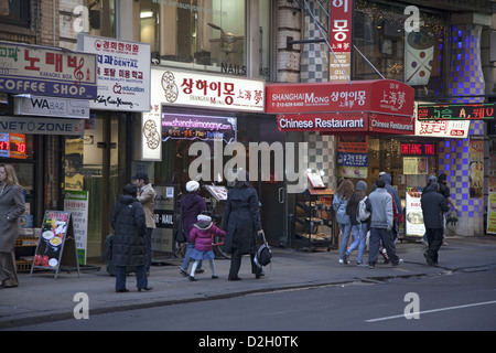 32nd Street zwischen 5. & 6. Aves, ist eine ethnische koreanischen Enklave bekannt als Koreatown in Manhattan beschäftigt mit Geschäften und Restaurants. Stockfoto