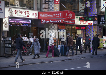 32nd Street zwischen 5. & 6. Aves, ist eine ethnische koreanischen Enklave bekannt als Koreatown in Manhattan beschäftigt mit Geschäften und Restaurants. Stockfoto