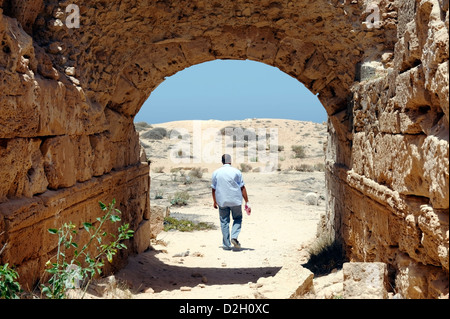 Leptis Magna. Libyen. Mann zu Fuß durch den Eingang zum Roman Circus oder Hippodrom Stockfoto