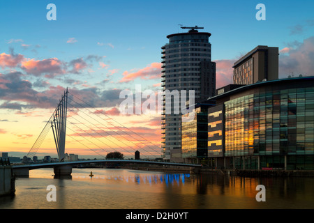 England, Greater Manchester, Salford, Salford Quays, Sonnenuntergang in der Media City Stockfoto