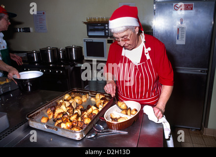 Helfer-Portion gebratene Kartoffeln Heilsarmee Weihnachten Abendessen Sutton Surrey England Stockfoto