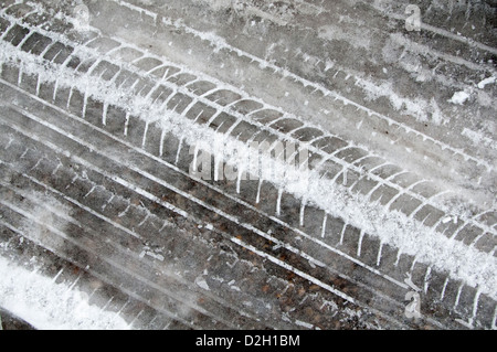 Auto Reifenspuren im Schnee und Eis. Stockfoto