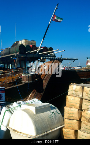 Waren für das Laden von Dhaus auf Creek Sharjah Vereinigte Arabische Emirate Stockfoto