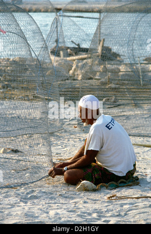 Mann, der Fisch fängt Dubai Vereinigte Arabische Emirate Stockfoto