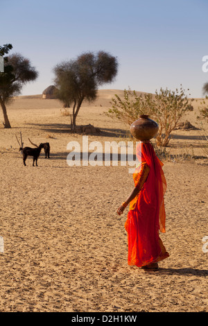 Indien, Rajasthan, Thar-Wüste, Indianerin mit traditionellen Wassertopf Stockfoto