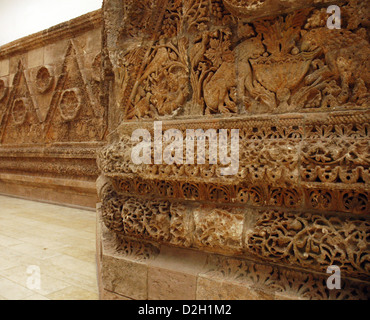 Mschatta-Palast. Umayyaden-Palast erbaut im 8. Jahrhundert in der Nähe von Amman, Jordanien. Detail der Fassade. Pergamon-Museum. Berlin. Stockfoto