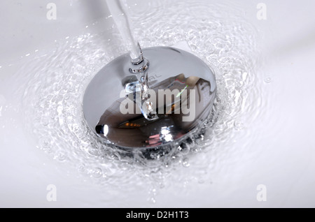 Wasser läuft ein Badezimmer Waschbecken Abfluss Stockfoto