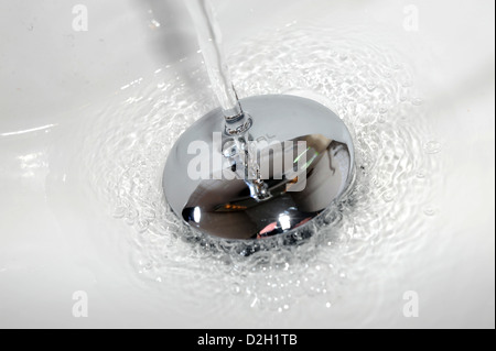 Wasser läuft ein Badezimmer Waschbecken Abfluss Stockfoto