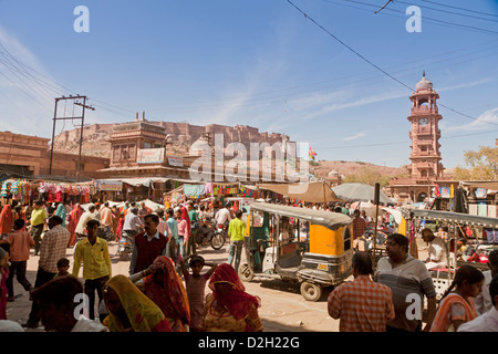 Indien, Rajasthan, Jodhpur, Sadar Markt, Uhrturm und Meherangarh Fort in Ferne Stockfoto