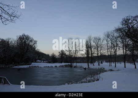 Zugefrorenen Teich an einem schneereichen Winter-Nachmittag Bromley Kent England Stockfoto