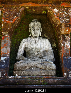 Alte Stein traditionelle asiatische Buddha-Statue in der Nische Bali, Indonesien Stockfoto