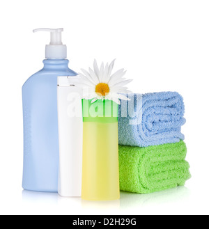 Shampoo und Gel Flaschen mit Handtüchern und Blume. Isoliert auf weißem Hintergrund Stockfoto